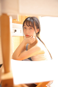 她很漂亮